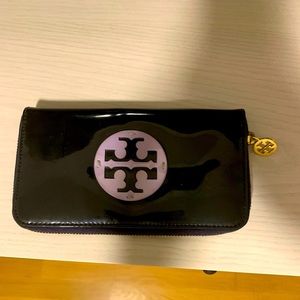 Navy blue patent leather Tory Burch wallet with lilac logo
